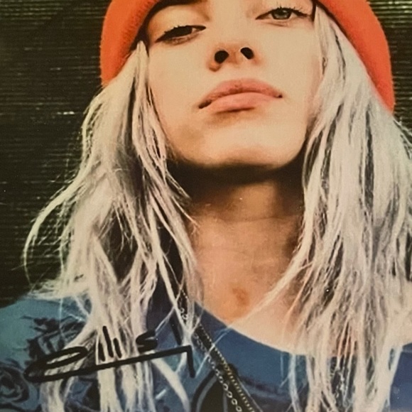 BILLIE EILISH SIGNED 8X10 Signed Framed Photo - Picture 2 of 4